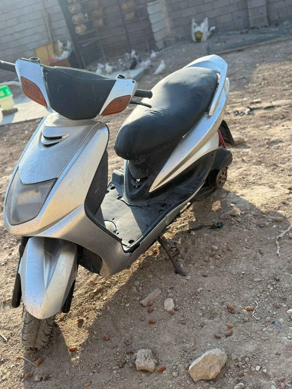 سلام عليكم دراجة سكنس مية 140 نثية دراجة تشغل عوزهة بتري وبنزين تجفيت جديد السعر  200قفل *********** العنوان بغداد المعامل
