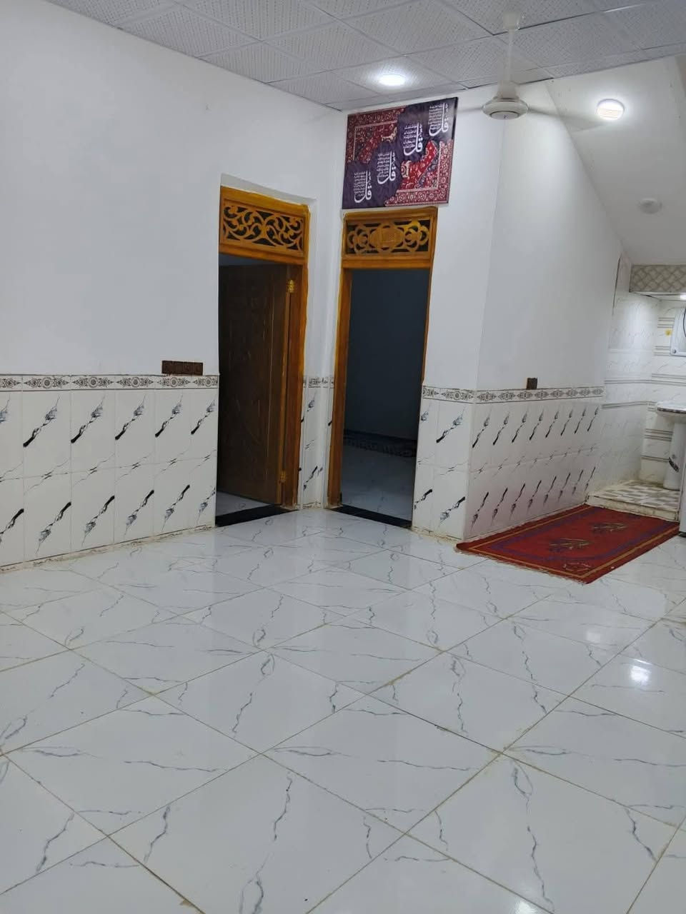 السلام عليكم 
🏠 إعلان بيع منزل (بناء حديث ونظيف جداً)
​المساحة: 200 متر  ( زراعي)
الموقع: بين الحمزة والمنصور (يقع تحديداً في منطقة المنصور)
​📋 تفاصيل ومواصفات البيت:
​الغرف: غرفتين نوم واسعتان وبنيان حديث.
​الاستقبال والصالة: صالة معيشة مريحة + براني (هيكل غير مكتمل).
​المطبخ: مطبخ مرتب وعصري.
​الصحيات: صحيات داخلية وخارجية مكتملة.
​المرافق الأخرى:
​ممر جانبي بعرض مترين.
​درج صعود إلى السطح.
​طارمة (حوش) كبيرة.
​ملاحظة: البيت بنيان جديد ونظيف جداً .
​💰 السعر ومعلومات الاتصال:
​السعر: مناسب جداً (قابل للتفاوض للجادين).
​للإستفسار والحجز، يرجى الاتصال على الرقم التالي:
📞 ***********
