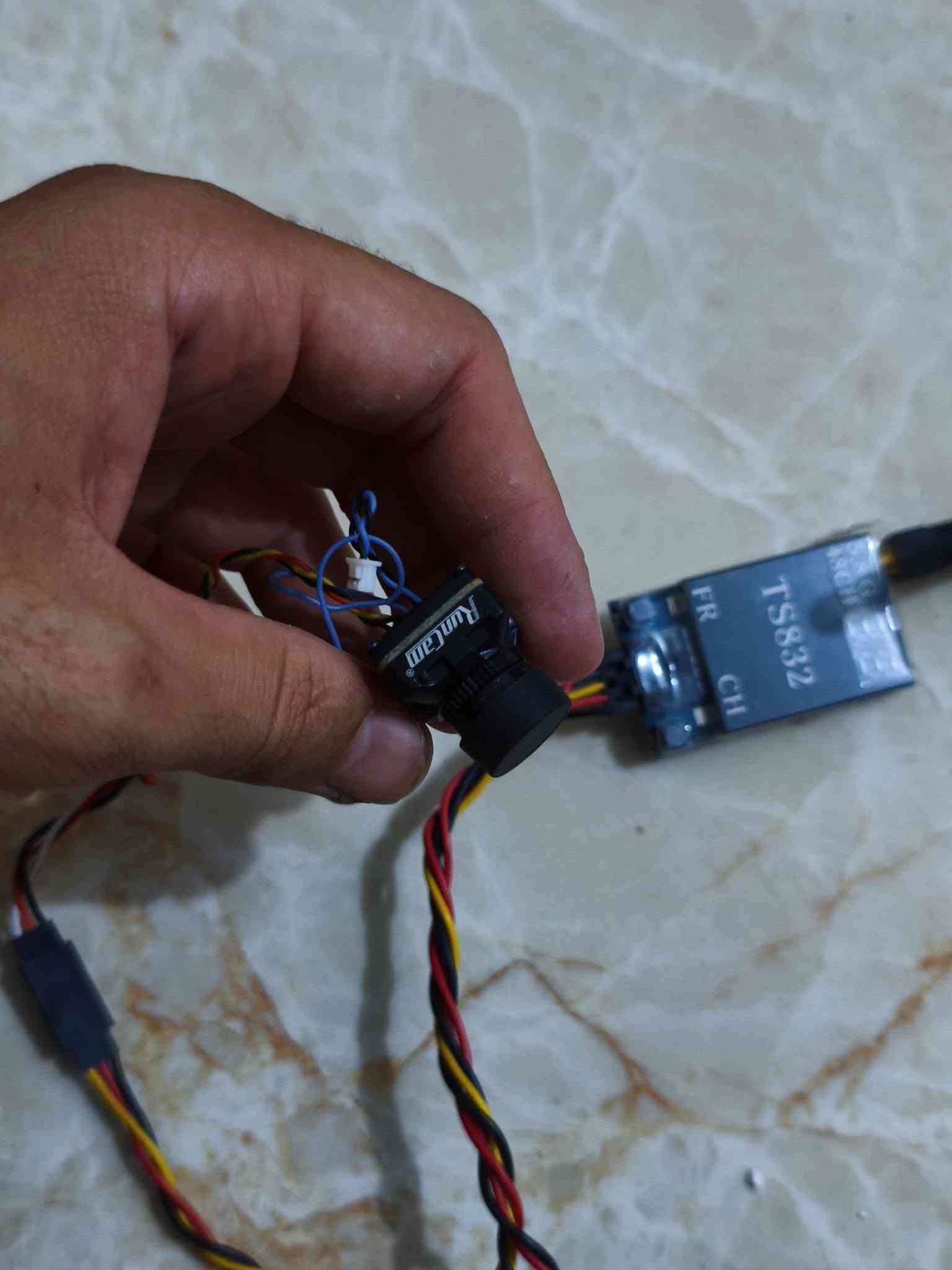 السلام عليكم اخوان اغراض FPV. للبيع تفاصيل جوه كل صوره الاسعار ثابته بدون احراج رجاءً سبب البيع الدراسه 
رقمي ***********
