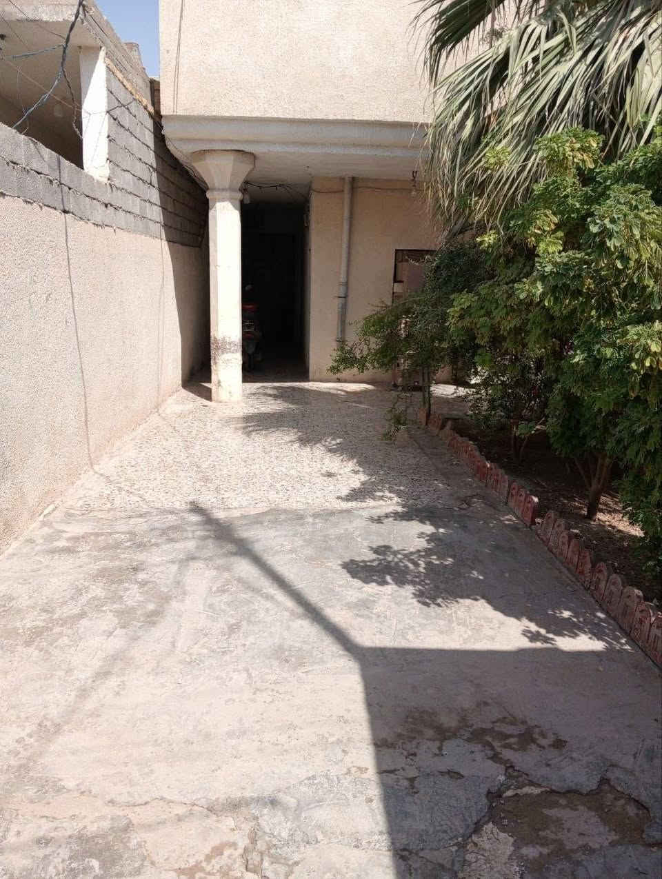 السلام عليكم بيت معروض للبيع مساحة البيت 250 متى يحتوي على 2 غرف نوم وصالة كبيرة وحمام ومطبخ والملحقات الأخرى العنوان حي الحكيم نزلة نزار القديمة قرب مدرسة الرميلة قريب على الشارع العام السعر 55 مليون للتواصل واتساب ***********
