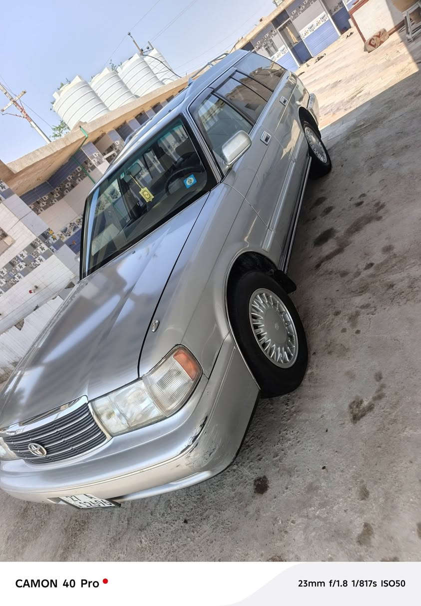 🚘 للبيع تويوتا كراون ستيشن موديل 1990
السيارة جديده بمعنى الكلمه ومواصفاتها:

- ❄️ تبريد أمامي وخلفي شغال
- 🔥 قطعتين تبريد  تدفئة شغال
- ماسحات وزرّاقات أمامية وخلفية كلها شغالة
- 💡 أضوية الصالون والداخل والأبواب كلها شغالة
- ☀️ فتحة السقف شغالة
- ✨ التنتة جديدة بمعنى الكلمة
- ✨ أرضية السيارة مخمل جديد
- ⚙️ مكينة وقير بحالة ممتازه بشرط
- حدادية جديدة
- 🛞 تخم تايرات
- ❄️ ثلاجة
- 🔒 سنترلوك للأبواب الأربعة والجنطة
- 🎨 اللون: سلفر
- 🚘 رقم السيارة: ذي قار – إنكليزي دولي
- 📍 السيارة حالياً: الناصرية – سوق الشيوخ
- 💰 السعر: 95 قفل
- ✅ كفالة عامة
- 📞 رقم الاتصال: ***********

✨ السيارة جديدة بمعنى الكلمة، وعلى الطبيعة أحلى من الصور. تعال شوفها بعينك واحكم بنفسك، وبيها خير إن شاء الله، والجاد يتفضل ويتدلل.

نص مكتوب في الصور:
- CAMON 40 Pro 23mm f/1.8 1/102s ISO400
