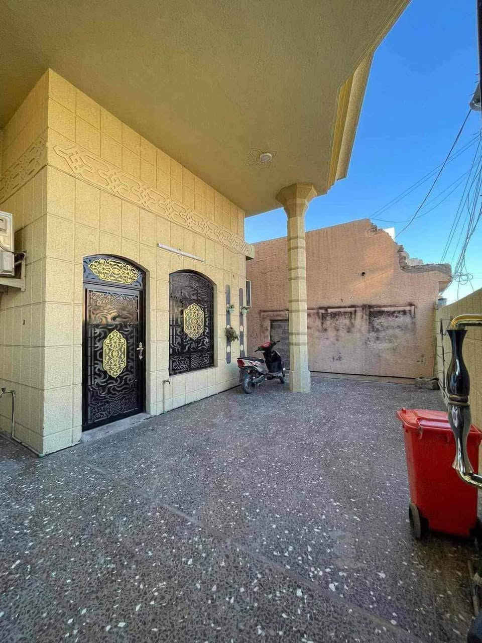 تسلسل 181

⭕️بيت للبيع في بداية حي نزال 
⭕️قرب مرطبات كراميلو 

💢المساحة : 400 م سند (واقع حال 420 م)
💢الواجهة : 17.5 م
💢النزال : 24 م

طابقين 
مكون من ست غرف نوم 
مطبخ حار وبارد 
وصالتين 
استقبال  
وهول 
ثلاث حمامات  
كراج

 ⚠️ الشارع 🚸 : 12 م

🧰⚖️ نوع الملك 🧰⚖️ : طابو صرف سند 

💸💰 سعر 490.  💰💸: مليون وبي مجال

مكــتب الطــيب للــعقار | 🏠
قــرب مجــمع الشفاء | 🏢 📍
و مقابل دائرة الكهرباء | 🏭📍
📱 |***********
