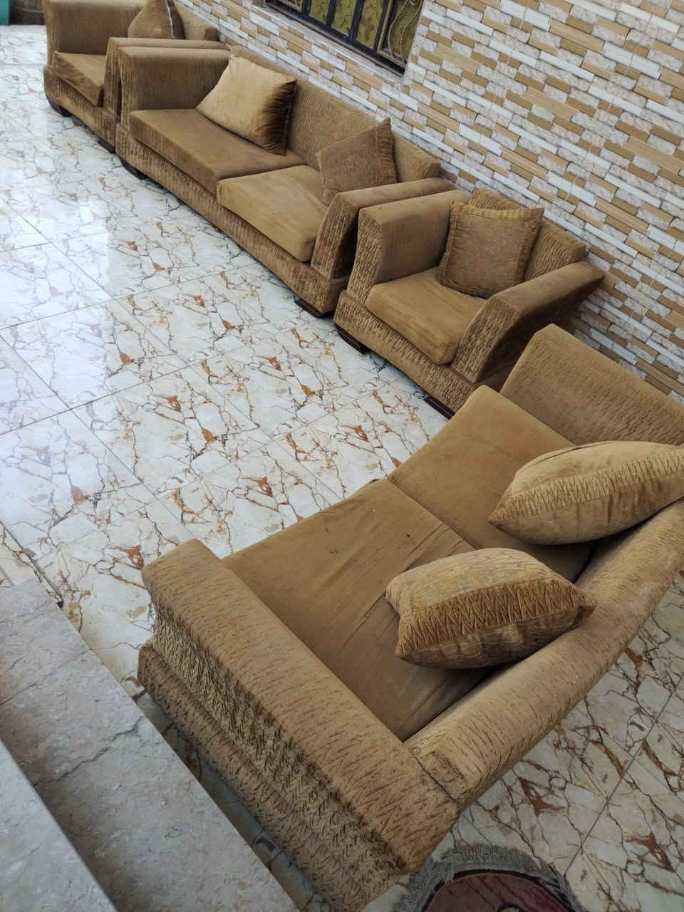 متاح تخم قنفات 4 قطع*
*الوصف:*
- *العدد*: 4 قطع
- *القياس*: قطعتين طول 2 متر + قطعتين طول 1 متر 
- نظيف، القماش قوي ومابي قطع
- *المخاد*: موجودة وياها

*المكان*: ابي الخصيب - البصرة
*السعر*: 250 ألف دينار وقابل للتفاوض البسيط
*للتواصل*: [***********]

تخم مرتب وعملي للصالة او الاستقبال.

