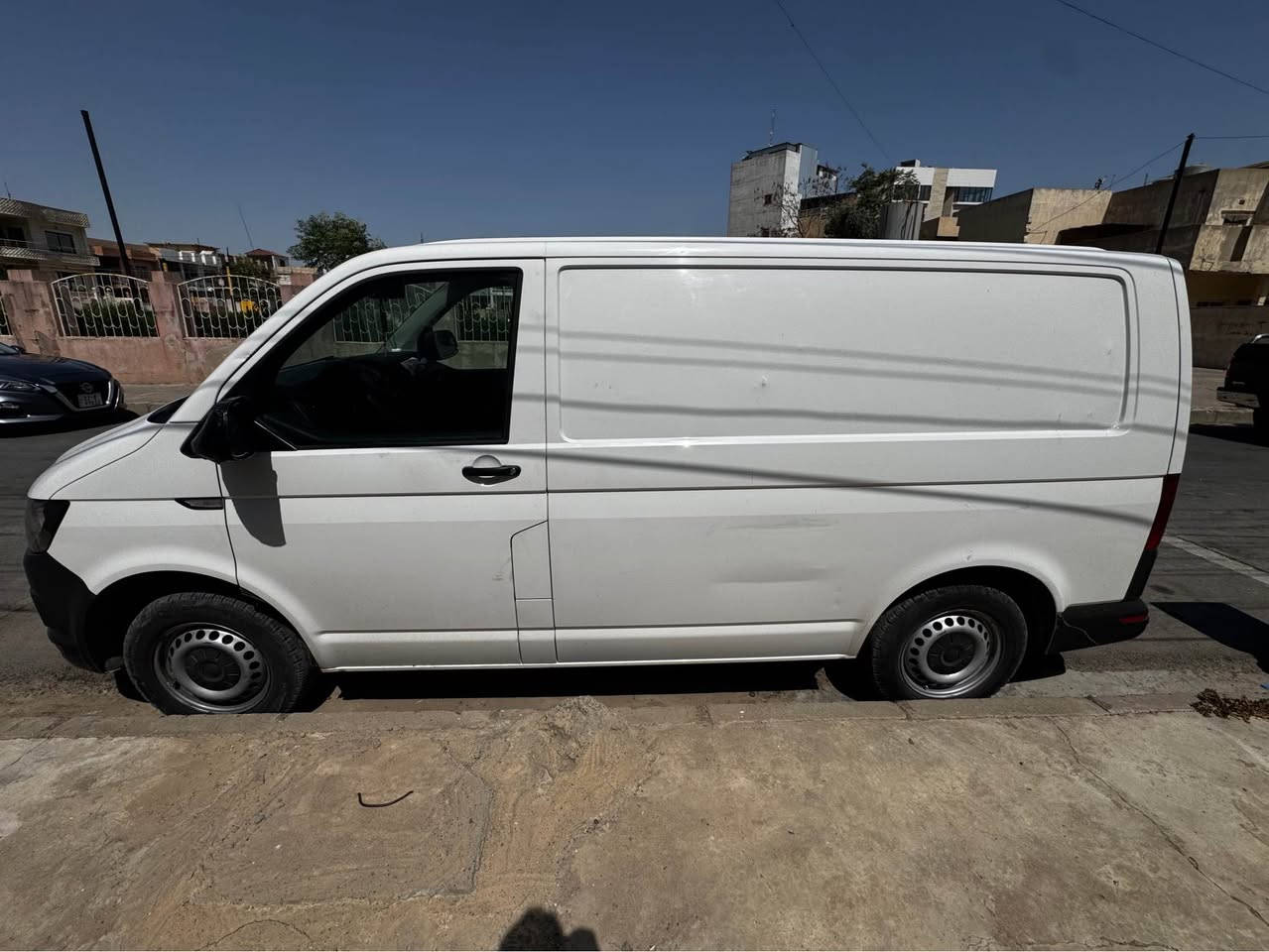 فولكسفاكن فان ترانسبورتر 
حمل ١ طن رقم اصفر اربيل 
موديل 2016
محرك 2.0 توربو گاز
ماشيه 89,000 km 
مواصفات كير عادي جام اوتوماتيك 
كير محرك تبريد بشرط تايرات جديده الصدر جديد بدون طگه سنويه جديدة ، 
الصندوق بيه شبرين صبخ فقط 
مكان السياره اربيل عنكاوه 

للاستفسار 
*********** أربيل, العراق
