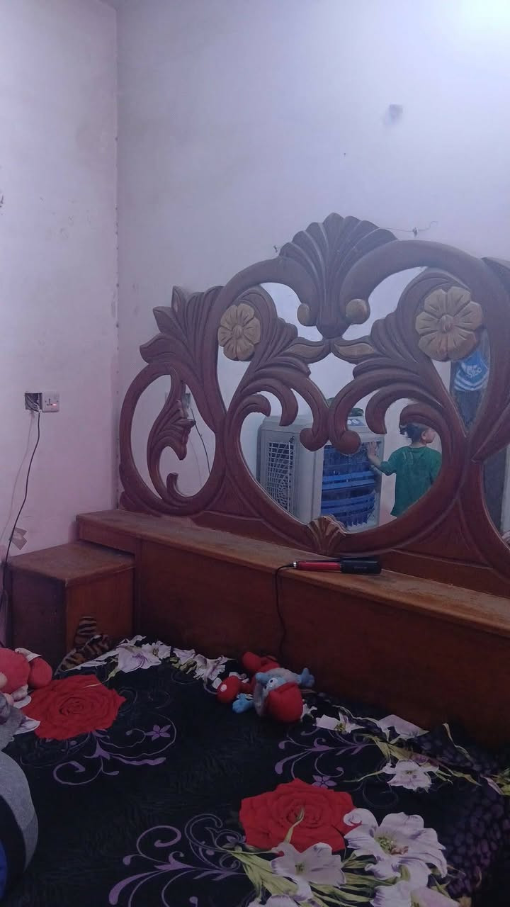 غرفه عراقيه تزكام اربع ابواب مع ملحق نضيفه مابيه ضرر فقط يدات وقفاله كلش قويه نجاره سويته السعر ٣٢٥ وبيه مجال لشراي للاستفسار يرجى مراسلتي خاص  او الاتصال *********** مكاني الدوره حي الصحه خلف العاب بيبي لاند
