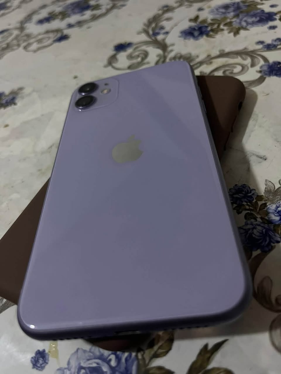 فقط الشاشه بيها طبع كلش بسيط وماماثر بلوضع الداكن يختفي الطبع نهائيآ شاشه  الاصليه مامبدله انطي ضمان بيها شهر  للبيع او مراوس حسب القناعه ايفون 11 عادي ذاكره 64 جهاز نضافته 100‎%‎100 
فيس ايدي شغال 100‎%‎100
بطاريه مبدله اصليه اورجنال تقره 100 
صوته واااضح سماعاته كلش واضحات ونقيات
شاشه واضحه ودقه الالوان كلش ممتازه 
الجهاز ع حاسبه يقره نورمال كله ففط بطاريه مستبدل 
مكاني بغداد البياع الشراي واتساب فقط ورجآ رجآ لحد يخابري يكلي شبي الجهاز كلشي ذاكرلك بلتفصيل عارضه ب195 بي مجال مال كروه فقط ومااضن اكو هيج سعر بس مستعجل ع بيعته  *********** وياه شاحنه وكيبل اصليات مال ايفون 13 الي تجي بلكارتونه وحافضه ام البكج ولاصق شاشه مضد الكسر مضلله
