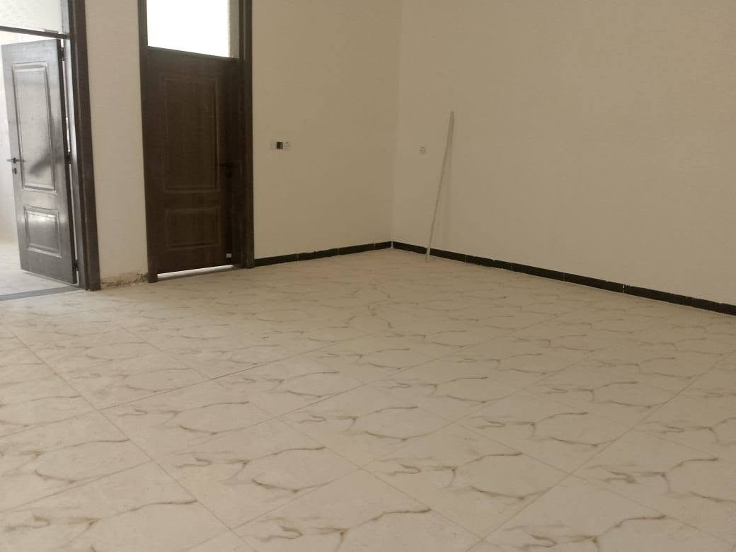 بيت للبيع المساحه 170متر.. طابو زراعي سند 25.. البيت غير مسكون.. بناء حديث 2026... يحتوي على غرفتين نوم وصاله ومطبخ وستقبال.. وصحيات داخليه وخارجيه.. وكراج.. بناء درجه اولئ.. كافه الخدمات ماء كهرباء مجاري.... شارع تبليط.. عرض الشارع 8.م...(ملاحظه اجيب غراضك وتسكن... /////).. السعر 95 مليون.. وبي مجال للتواصل.///(***********)   أو مراجعة المكتب مكتب المهندس للعقار طويريج حي الجمعيه..
