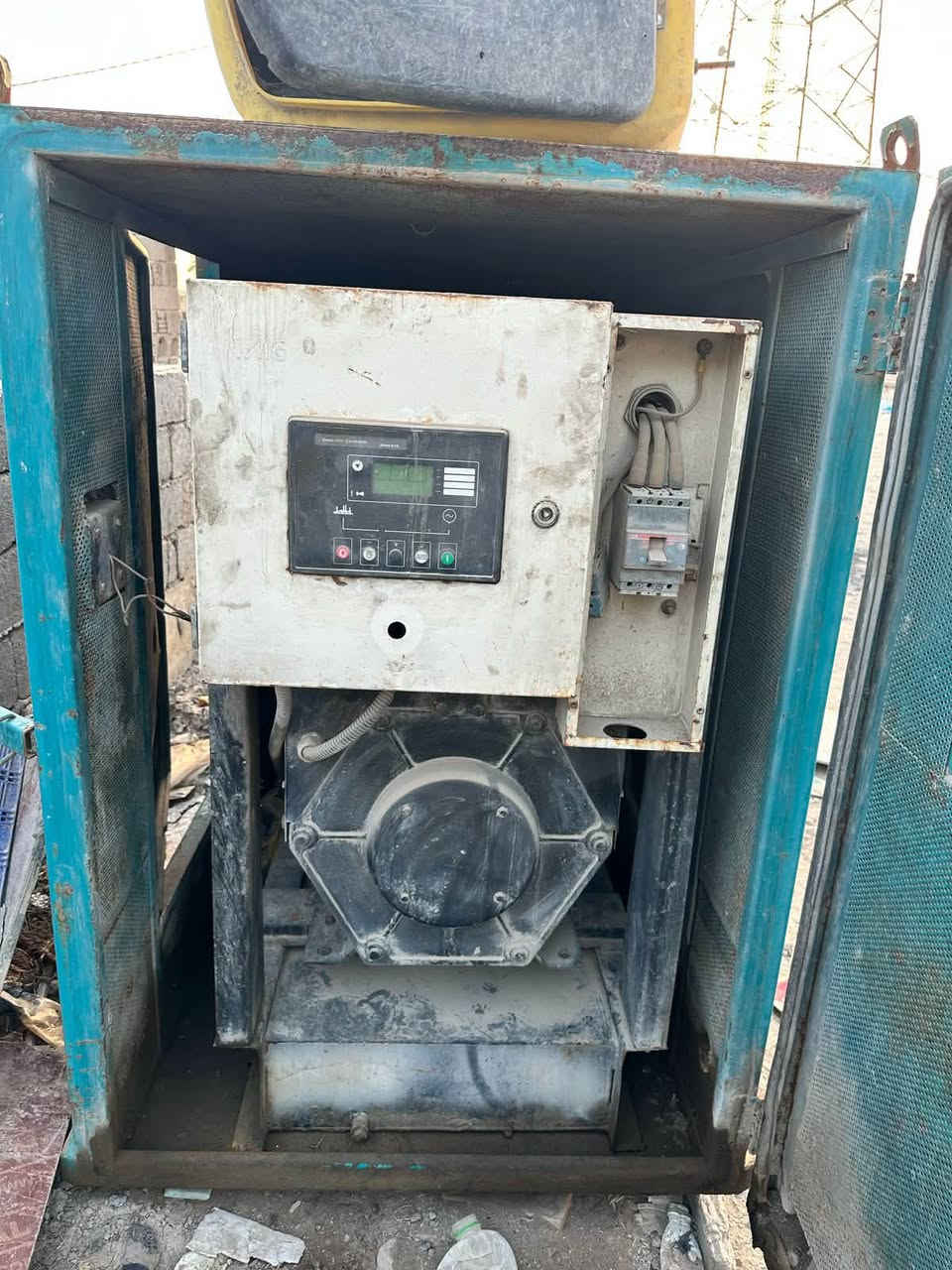 مولد بيركنز كاتم 100KV
السلام عليكم 
مولد بيركنز 4 سلندر 100 كيفي للبيع 
المولد شرط الضمان والعمل 
مسويلها صيانه من الف للياء 
الصور مال شخص مو خبره بالبيع والشراء 
للاستفسار الاتصال على 
***********
