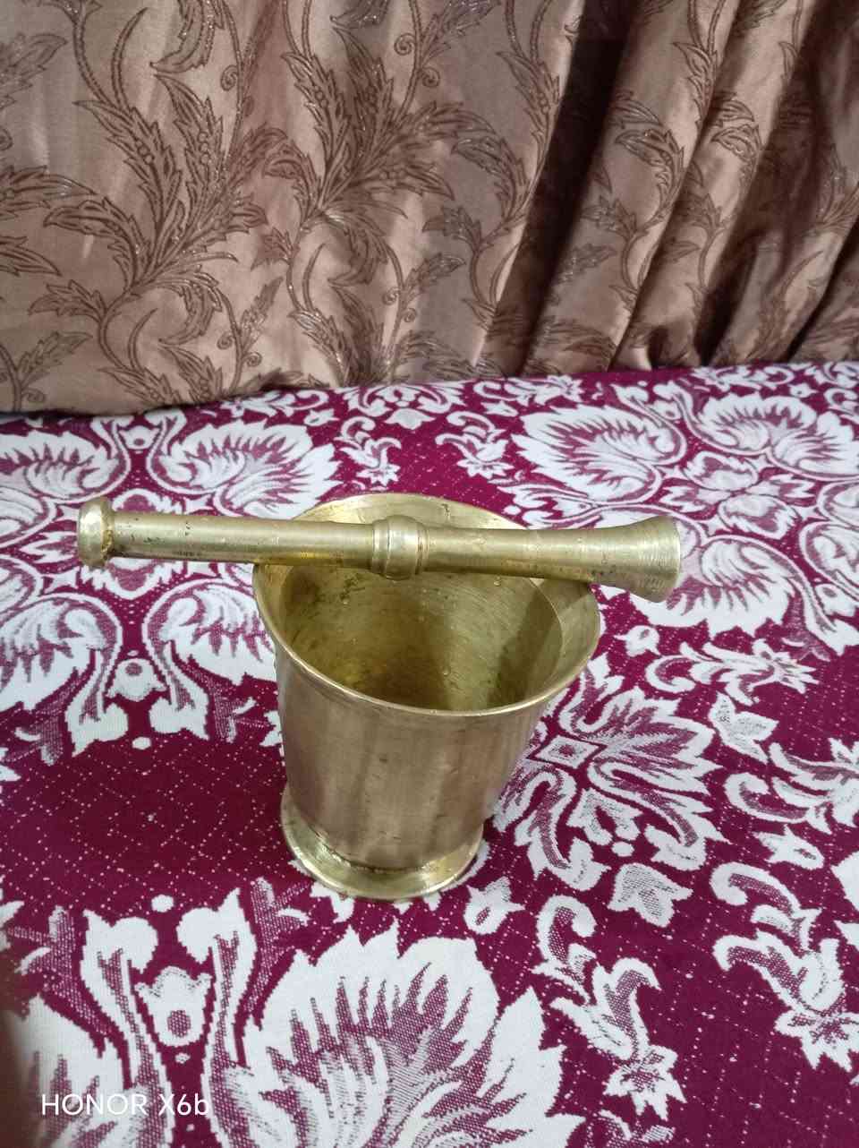 هاون نحاس قديم
الطول: 13.5cm
القطر: 13cm
طول اليدة: 22.5cm
الوزن: 2.350kg
السعر خاص

نص مكتوب في الصور:
- HONOR X6b