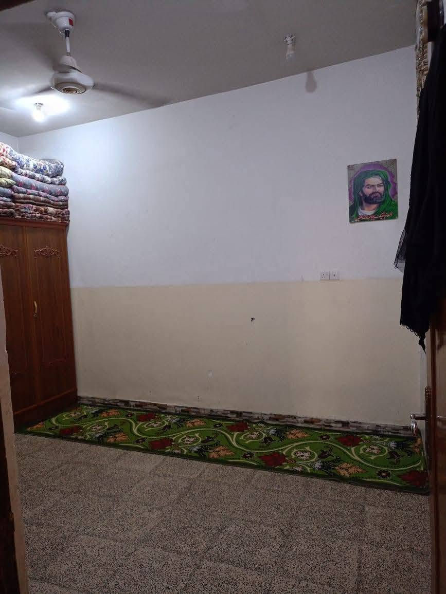 مشتمل البيع زين القوس شارع المنتزه طابقين كامل يتكون ستقبال مطبخ صاله غرفه نوم  صحيات  طابق ثاني غرفه نوم وصاله غرفه نوم صحيات وستاره بيتونه  كامل بناه جديد هاذا راقم بي واتساب سعره 85 بيه مجال شي قليل ***********
