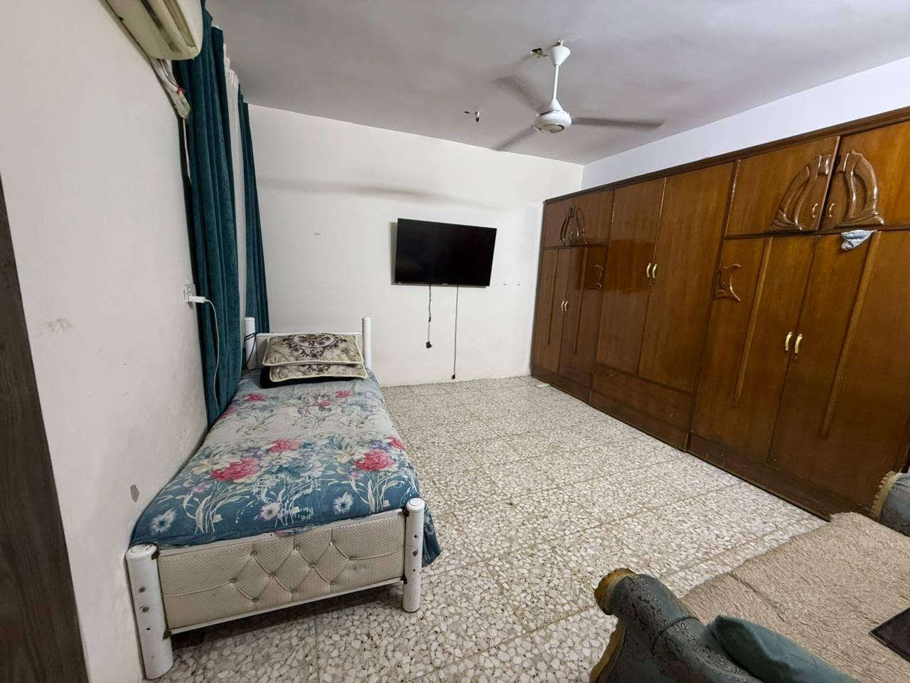 سلام عليكم بيت للبيع شارع 60 قبل السكه مقابل شارع ابو طياره اول فرع ع يسار مساحه 100 طابق ونص والثالث غرفه سندويش اسويت كامله السعر 100 وبيه مجال بسيط للستفسار ***********  واتساب
