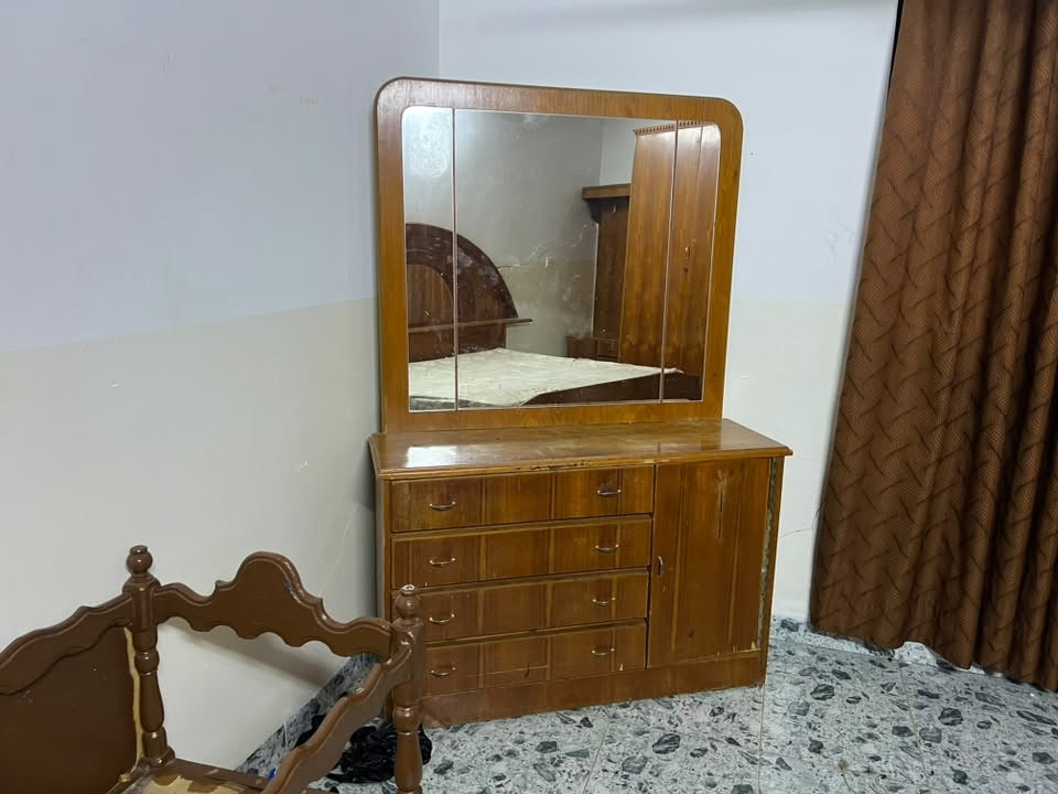 بيع مستعجل
غرفه نوم للبيع للتواصل 
***********
