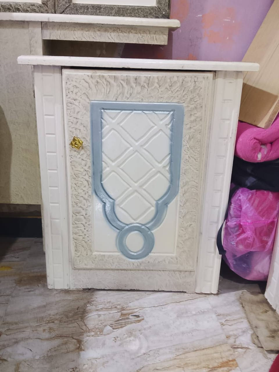 سلام عليكم
غرفة نوم للبيع لون ابيض  خشب

مستعجل على البيع 

مع الدوشك ضغط عالي اصلي

تصل ***********
