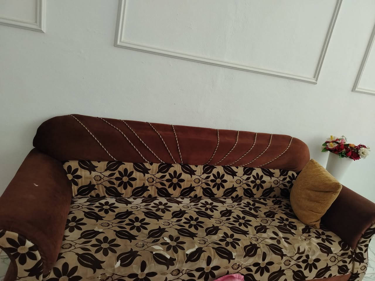 تخم للبيع عشر مقاعد قنفات اثنين كبار وواحده وسط واثنين كراسي نظيف جدا العنوان واسط قضاء الحي الكراده اتصال على هذا الرقم ***********
