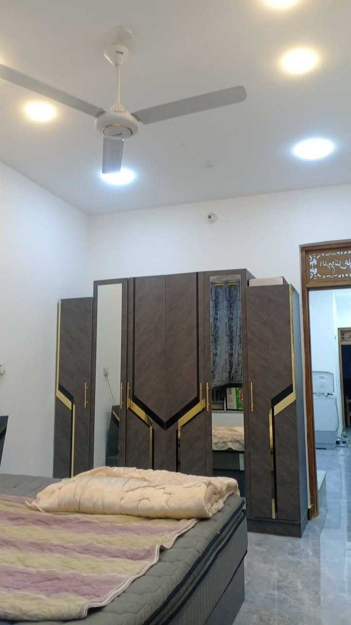سلام عليكم بيت للبيع مساحه 75متر يحتوي علا ثلاث غرف نوم  واستقبال وعلا حمام عدد 2 واجها 3.75 ونزال 20   طابقين وثالث بيتونه بناء حديث بدايه 26العنوان ديوان مخابرات قرب مدرسه الروان للاستفسار البيع حسب الاتفاق مع الاثاث او بدون ***********

