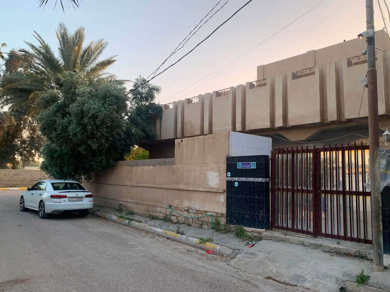 فر‎صة مميزة للبيع – دار ركن في أرقى مناطق الصويرة (حي دجلة)
‎📍 الموقع: واسط / قضاء الصويرة / حي دجلة�منطقة هادئة جداً وقريبة من المدارس والسوق الكبير و ايضاً بالقرب من نهر دجلة، موقع مثالي للسكن العائلي الراقي وامامهُ مساحة خضراء خاصة بمكتبة الصويرة العامة

‎( المساحة 352 م² (حسب السند

‎على ارض الواقع 382�نوع العقار: طابو صرف 

‎ركن (زاوية بواجهتين ١٥م والاخرى ٢٢ م)� عدد الطوابق: طابقين + غرفة نوم بالطابق الارضي 

+٣ غرف نوم بالطابق الاول بمساحات كبيرة

 ومطبخ وهول واستقبال  ومجموعتين للصحيات داخلية 

‎و واحدة خارجية

‎

حديقة كبيرة �عرض الشارع:15  متر (شارع نظيف وهادئ)

‎بناء متين وأساس قوي�محدث داخلياً وقابل للسكن مباشرة�تصميم مريح وعملي للعائلة�موقع مميز بجانب مساحة خضراء وقريب من الخدمات�هدوء وخصوصية عالية بعيد عن الزحام

‎ الدار تعتبر خيار ممتاز للسكن أو الاستثمار بسبب موقعها وقيمتها المستقبلي

‎ السعر: عند الاتصال� 

‎للتواصل: خاص أو اتصال

***********
