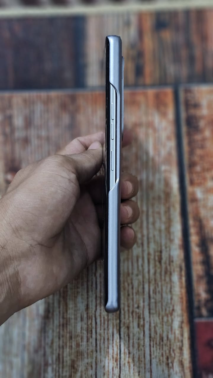 تكنو كامون 40 برو 5G
كامل ملحقات 
استخدام اسبوعين تقريبا 
معالج دايمنسيتي 7300
ذاكرة 256 
عشوائية 12\12 
مكفول من كلشي 
سعر الجديد 450 
اني ابيع ب400 قفل 
توصيل ماعندي 
مكاني النجف الاشرف 
متواجد بالفيس و واتساب ، رقمي ***********
