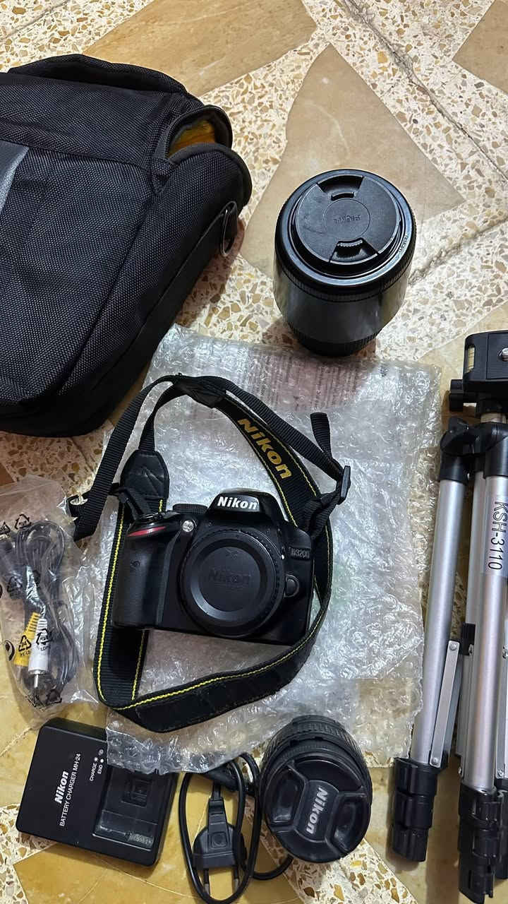 السلام عليكم
نيكون d3200 
الملحقات والنضافة بالصور مكفولة من كلشي 
الشراي فقط يتواصل واتساب ***********
