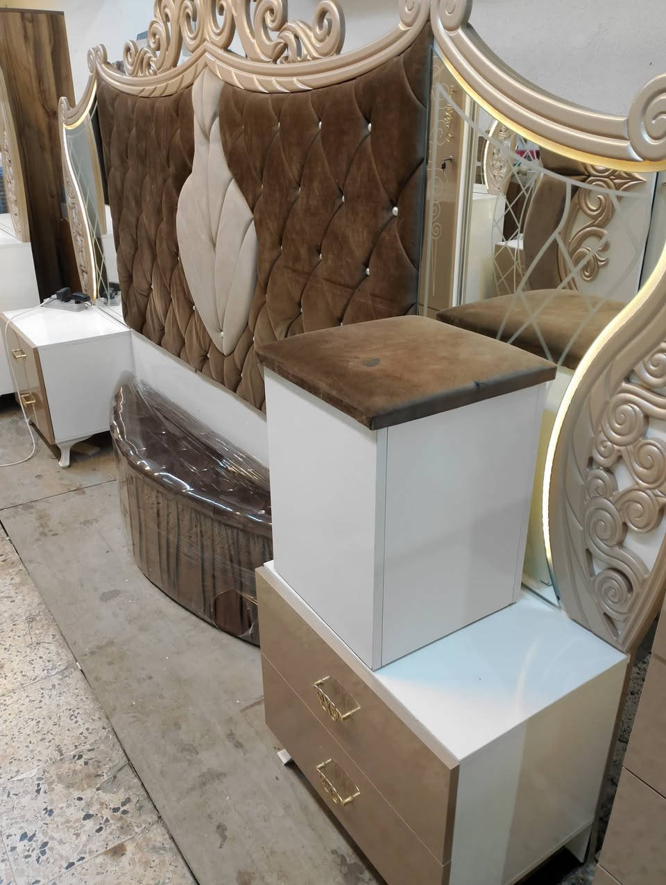 معرض اثاث الشكور غرفه نوم تركيه للبيع تتكون الغرفه من 10قطع نضافة الغرفه 90/100 عنوان موصل قادسيه قرب ملعب الأمواج تواصل خاص *********** اتصال *********** وتساب
