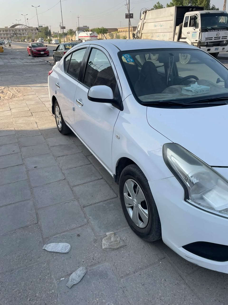 السلام عليكم  نيسان سني بليته زركه موديل  ٢٠ سياره اي نقص مابيها لاظربه ولا صبغ بيها مكان بارد  سياره باسمي  *********** مكاني البياع الشرطه الرابعه
