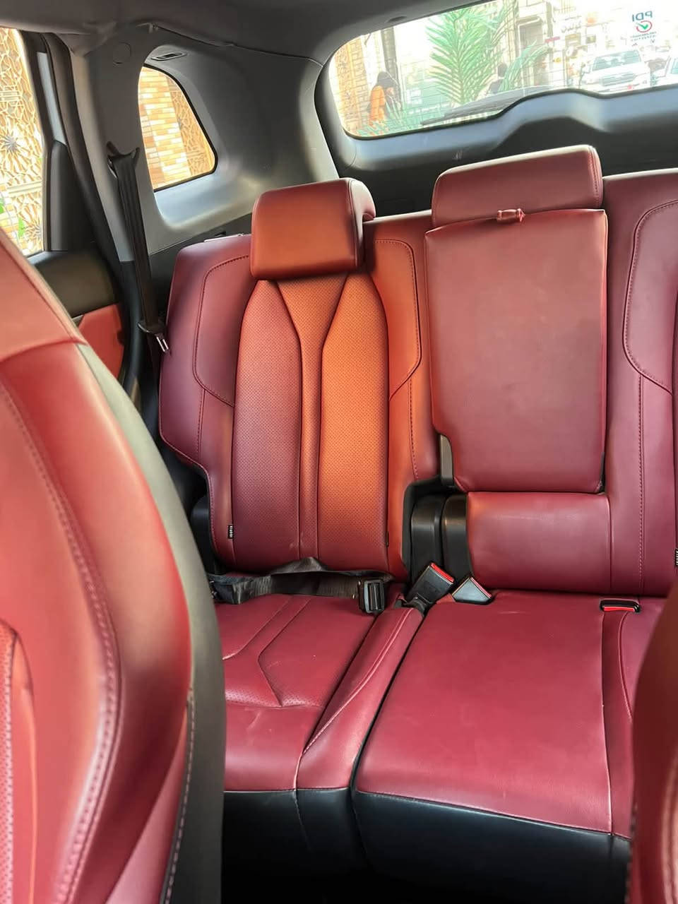 السلام عليكم 
للبيع
 CS75 Plus 2025شانجان 

 رقم بغداد مكان سياره بغداد
 ماشيه 30الف كيلو
محرك 2.0 Turbo ،ناقل الحركة  اوتوماتيكي
8 سرعات ،مصابيح امامية و خلفية ليد،4 كاميرات و 12 حساس امامي و خلفي

مواصفات السيارة :
فتحة سقف بانورامية،صندوق خلفي كهربائي أنوار ضباب أمامية – هالوجين،كشافات ضباب خلفية،أربع مخارج للعادم،نظام تنبيه عن اقتراب سيارة من الخلف
شاشة معلومات وترفيه بقياس 12 بوصة وشاشة عدادات رقمية بنفس القياس، مع مكبرات صوت عددها 8 سماعات ومكيف هواء متعدد المناطق ومنافذ USB وتدعم المقاعد الأمامية ميزة التهوية. بجانب 6 وسائد هوائية مع عجلة القيادة
أنماط قيادة (عادي – اقتصادي – رياضي- مخصص)
تحكم بوضعية المقود (يدوي)
التحكم بوضعية كرسي السائق بستة اتجاهات
التحكم بوضعية كرسي الراكب بأربعة اتجاهات
ذاكرة مقعد السائق عدد ٣ 
عرض محتوى الجوال على الشاشة
مثبت سرعة تفاعلي
ونظام مراقبة النقط العمياء وكاميرا بزاوية 360 درجة وشاشة قفل مركزي ونظام الدخول والتشغيل بدون مفتاح ونظام مراقبة النقاط العمياء ونظام تحذير التصادم الأمامي والخلفي ونظام الحفاظ على المسار وتنبيه الخروج عن المسار ونظام الإضاءة الذكي.
مثبت سرعة متكيف رادار ACC
ثبات الكتروني 
نظام السياره ذكي 
عنده القفل يغلق الابواب والزجاج  و البانوراما تلقائي 
فرامل طوارئ ذاتية AEB
مانع انزلاق TCS
مساعد صعود المرتفعات HHC
مساعد نزول المنحدرات HDC
تحذير الاصطدام الأمامي FCW 
حساسات أمامية و رادار امامي
حساسات خلفية و رادار خلفي
التشغيل بضغطة زر
التشغيل عن بعد
مراقبة ضغط الاطارات TPMS
كشف المنطقة العمياء BSD
تحذير مغادرة المسار LDWS
البقاء في المسار LKAS
بريك الكتروني EPB
أوتو بارك APA
حادث سياره بابتين تبديل نفس اللون عكس السايق وايرباك برده وكش طاك وصور الحادث موجوده وسياره كلش نظيفه 
السعر 27 مليون وبيه مجال للشراي
الاتصال ***********
