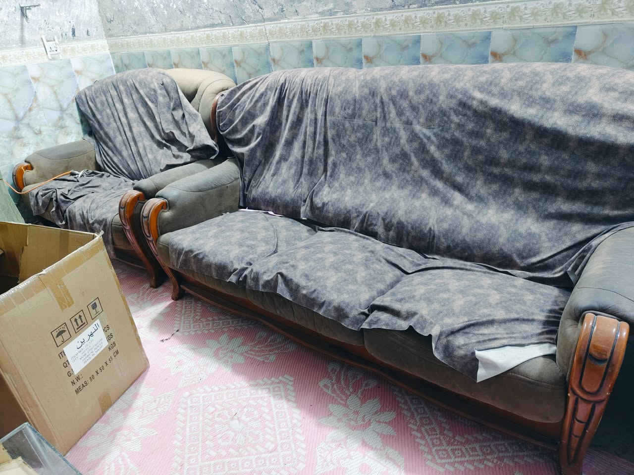 تخم ونص قنفات مستخدم 15نفر من النوع الجيد خشب زان مصري درجة اولى قيم واخذ المكان النجف الأشرف حي الميلاد للستفسار أكثر ***********
