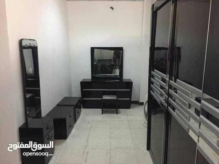 مرحبا شقة مؤثثة بالسيدية
 شقة 60م هول مطبخ حمام غرفة نوم كبيرة الشقة تحتوي سبالت عدد 2 و مبردة انارة سقف ثانوي سيراميك ماطور ماء خط مولد سخان كاونترات تركي طباخ قنينة غاز ديوان صغير تركي ثلاجة LG تلفزيون LED غسالة غرفة نوم تركي سلايد و ستائر الاجار الشهري 650الف.
بدون سرقفلية ترهم تجارية لانها مطلة عالجسر الموقع السيدية منطقة الاربعمية مقابل جسر الجادرية شارع خدمي دخول وخروج للمنطقة 
للتواصل فايبر واتساب و اتساب
***********
***********
***********
 مقابل جامعة البيان بغداد, العراق

