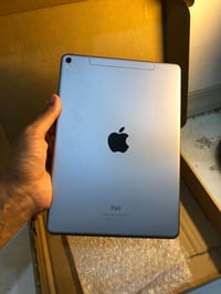 ايباد برو 10 يدعم شريحه sim card ذاكره 128 . بطاريه 95% اربع سماعات مح...