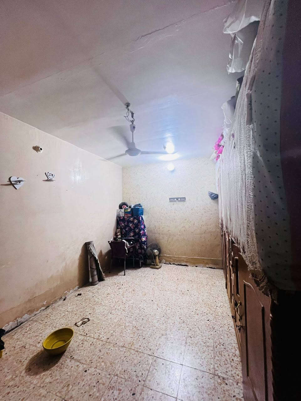 السلام عليكم بيت للبيع بالديوانية حي الصدر الثالث خدمات كامله كهرباء ماء مجاري تبليط بالباب مساحته 104واجه بناء طابوگ السطح شتايگر الأرضيه كاشي السعر 58 وبي مجال قليل الشراي يتصل *********** بي واتساب
