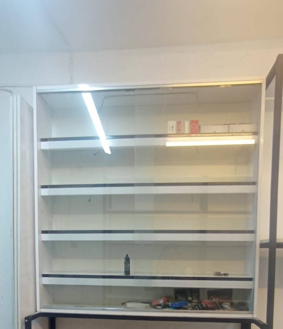 السلام عليكم رفوف 2 وفاترينات سعر مناسب جدا بغداد الامين الثانيه 
***********
