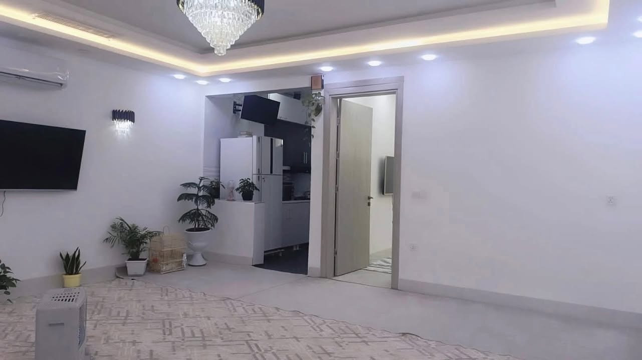 📍 الموقع: رابرين – قريب على سكلة خورشيد

🏡 بيت للبيع

📐 المساحة: 125 متر
📄 زراعي – سند 25

🧱 بناء جديد، عمره أقل من سنة

🔹 غرفة كبيرة في الطابق الأرضي
🔹 غرفة كبيرة في الطابق العلوي
🔹 استقبال
🔹 صالة كبيرة جداً (6×6)
🔹 مطبخ
🔹 نظام دكت
🔹 سقوف مغربي حديثة

🎁 الملحقات المشمولة مع البيت:
✔️ كاونتر صاج

💰 السعر: 60 مليون دينار
📌 بيه مجال قليل بالسعر

📞 للاستفسار: ***********
