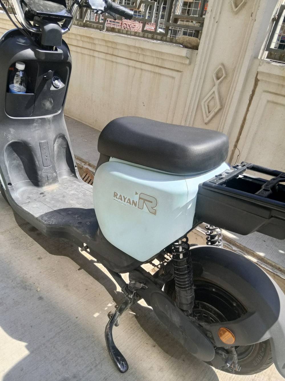 السلام عليكم 
دراجة كهربائية RAYAN HJ  (ريان بوليسي )

يتحمل الاوزان الثقيلة 

 1200W
Disk brake 
48V-28A 
4 سرعات امامية 💪
1 سرعة خلفية 
متوسط المسافة 50km 🛣
السرعة 55-60
تاير 10/90/80 🛵
لايت زنون 🚦
صندوق خلفي لحمل الاغراض 🛒
باتري اصلي شركة الريان TAILG بشرط

السعر 500  الف
وين موقعك بالضبط داخل بغداد/أي محافظة حتى الزبون يعرف مكان التسليم؟: 
بغداد البياع 