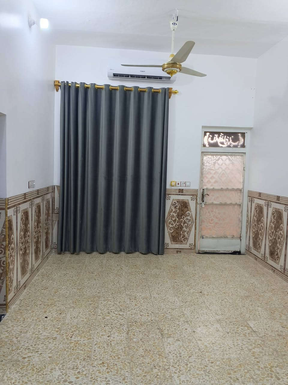 بيت للبيع حي الشهداء الثانيه طابو صرف حر مساحته 135متر +فضله متكون من غرفتين،صاله،براني،مطبخ،مجمع صحيات ،السعر خاص،رقم تلفون***********
