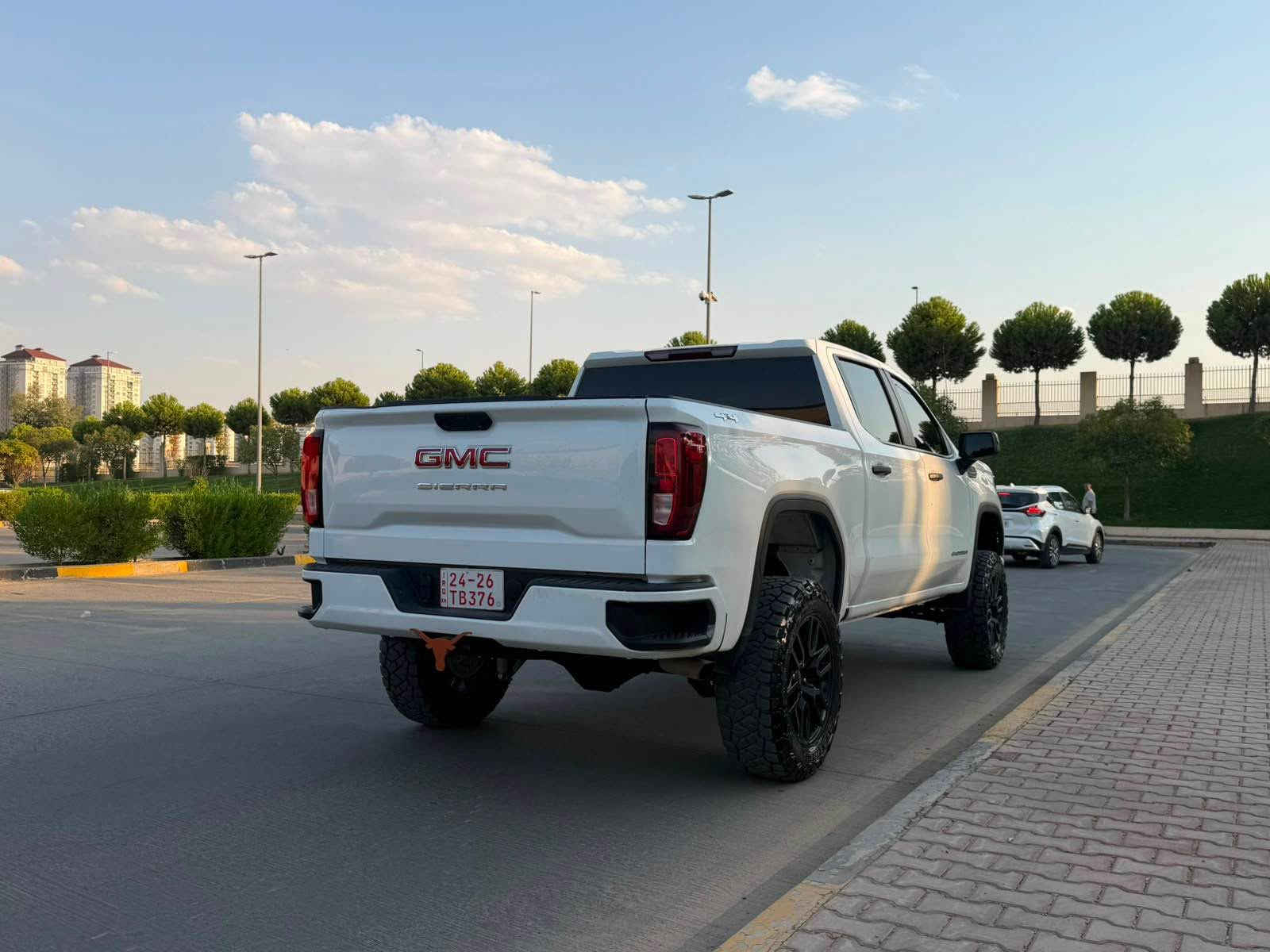 GMC~2024~
سياره ٢ قطع سبوخ بدون دواخل أرباكات مو تاك✅

السيارة مرفوعة، وبلاكات الرفع أصلية من وكالة GMC في أمريكا 🇺🇸 
سياره بشرط كول دةعامي لل دةعامي كول شرط✅
٥٨ كيلو فقط ماشيه✅
سيارة سعر مناسب خادص مابية دواخل مابية شرط✅
*********** السليمانية, العراق

نص مكتوب في الصور:
- Today 4:57 PM