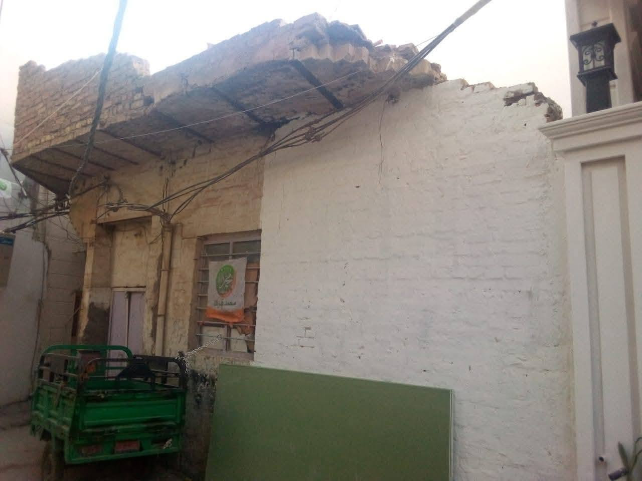 سلام عليكم من رخصة الٱدمن دار ركن للبيع  في بغداد منطقة الفضل محلة المجارية يبعد عن شارع الجمهورية 100..المساحة الكلية 92 م واجهة 6.30م ونزال 16 متر الدار تعتبر ارض غير صالح للسكن  واخوان رحمة الولديكم اللي يريد يشتري هذا الرقم يتواصل على الخاص او الوتس اب ...للتفاصيل والسعر  التواصل   او الاتصال على الرقم ***********@

نص مكتوب في الصور:
- 33.348057,44.387228
- تكية الشيخ كمر الحسيني الرفاعي
- محمد فلاح
- مجسر باب المعظم
- مركز الرائد الفرع الثا
- tail and Repair Shop
- شارع الجمهورية
- Mosque Ali Effendi
- Google Maps
- 33°20'53.0"N 44°23'1...
- Directions
- Start
- Save
- Share