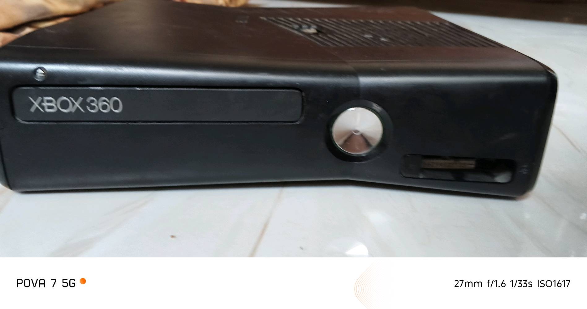 إكس بوكس 360نضيف جدا لا مفتوح ولا مصلح يجي كامل ملحقات بس ميجي وياه جوي ستك ويجي وياه هار بي فورزا هورايزون 2وفورزا هورايزن 1وجيتي أي 5السعر 110وبي مجال كلش بسيط