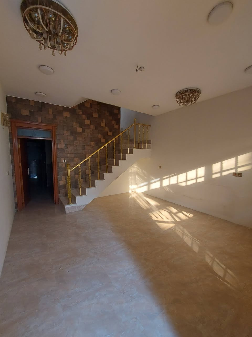 🏘 دار للأيجار ✅️ بعقوبة البحيرة ✅️ بناء حديث ✅️ موقع مميز ✅️ خدمات كاملة 
✅️ مقابل معهد الأماني للتدريس الخصوصي 
🏚 ايجار الدار [[ ٥٠٠ ]] قابل للتفاوض 
🔺️ مساحة ( ١٠٠ ) متر 
🏚 طابق الأول ( ١ ) غرفة نوم ✅️ ستقبال ✅️ صالة ✅️ مطبخ ✅️ مجموعة صحيات ✅️ مناور ( ٢ ) ✅️ كراج سيارة 
🏘 طابق ثاني ( ٢ ) غرفة نوم ✅️ صالة ✅️ مجموعة صحيات ✅️ بيتونة ✅️ مع سطحين
للاستفسار مع مكتب نجاح العميري للعقار ☎️
 موقع المكتب ⬅️ مدخل العزات مجاور اسواق نوتيلا الغذائية 🛒 او التواصل على الماسنجر او الواتساب على الرقم *********** 📞📞
