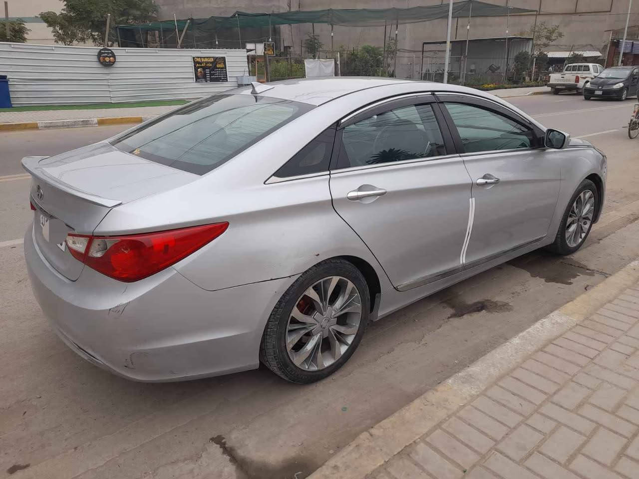 هيونداي سوناتا مضلع2013
فول مواصفات
وارد أمريكي
صبغ حزام
محرك 2400 GDI
الكير والمحرك مكفولات
سنوية لغاية 2031
 تبريد شغال قطعتين
 تدفئة شغالة
كشنات كهرباء + تدفئة
نظام ABS مانع انزلاق
ويل كب حجم ١٨
نظام ECO
ايرباك سليم
فتحة سقف
باب بصمة 
تحكمات استيرن
صدر بحالة جيدة ما عدا صليب استيرن ومشط فقط.
 السـعـر ٩٥
مكان تواجد السيارة: بغداد / الكريعات
للاتصال : *********** بغداد, العراق
