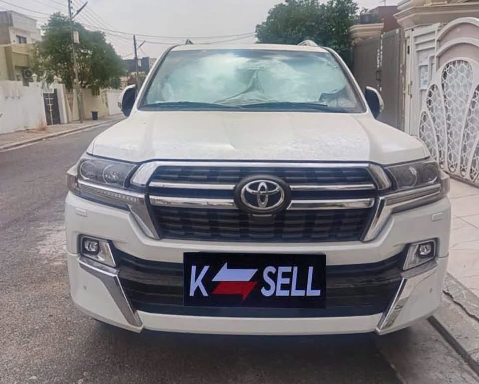 👑 هيبة الوكالة بيع ميتعوض! 👑
ليش تدفع على صيانة المستعمل، إذا تقدر تملك سيارة بحالة الشركة تماماً وتوفر فلوسك؟ لكل شخص يدور "المكفول والنظيف" بالسوق الحالي، هذه مو مجرد سيارة.. هذه راحة بال واستثمار صح.
🚘 تويوتا لاندكروز GXR 2021
 الممشى: 54,000 كم بس (حقيقي وقليل جداً)
 البودي: صبغ وكالة 100% (بدون حوادث، بدون تعديل، نظافة تامة)
 الرقم: دهوك | المكان: أربيل
💡 ليش هذه السيارة بالذات؟
قوة وهيبة على الطريق، جاهزة للخطوط مباشرة ولا تحتاج فلس واحد صيانة. فخامة عائلية وقسوة بالتحمل تسوى كل دينار تدفعه.
🤝 شرط الفحص: أفحص وين ما يعجبك (كمبيوتر، سونار، أو بالشركة).. الشفافية وراحة بالك أهم من البيعة.
📲 للتواصل والمعاينة (للشراي الجاد التواصل): ***********

نص مكتوب في الصور:
- K SELL