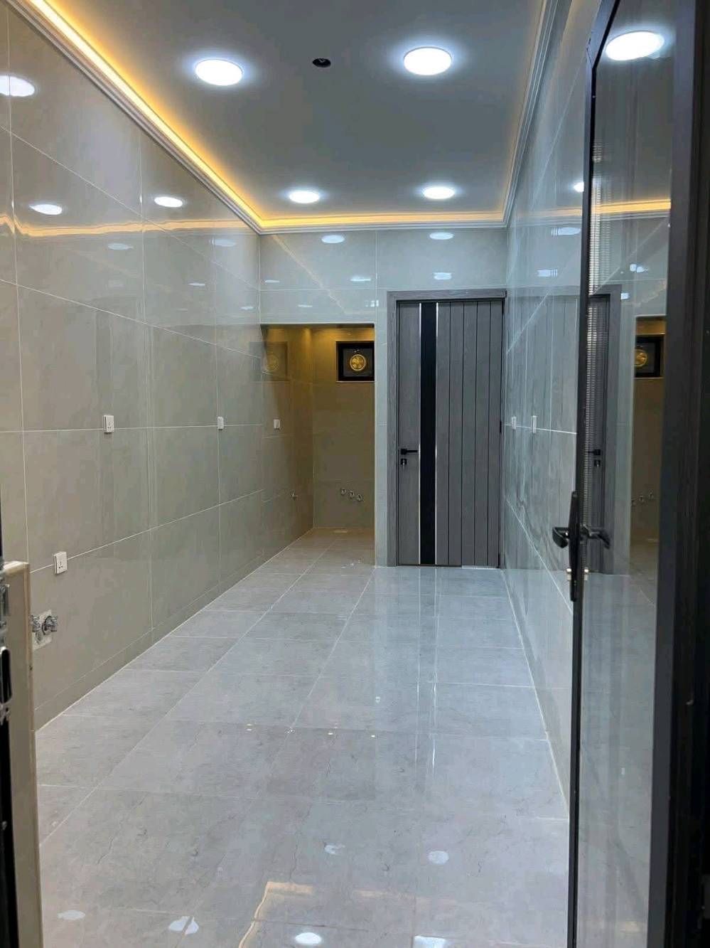 ​🔥 دار للبيع بتصميم حديث وموقع استثماري في حي الجهاد 🔥
​تطلّع لسكن الراحة والأناقة في منطقة الأساتذة القريبة من أربع شوارع – موقع متميز بالقرب من كافة الخدمات الأساسية!
​📐 المواصفات والمساحة
​المساحة: 125 م² (واجهة 6.25 م × نزال 20 م)
​الواجهة: بورسلين إسباني فاخر يعكس الفخامة والجودة.
​🏛️ تفاصيل البناء (3 طوابق كاملة)
​الطابق الأول:
​كراج سيارة + صالة استقبال فاخرة.
​مطبخ + مطبخ حار (Hot Kitchen).
​هول داخلي واسع مزود بـ شلال داخلي يضفي لمسة جمالية ساحرة.
​غرفة نوم + صحيات + مناور خلفية للإضاءة والتهوية الطبيعية.
​الطابق الثاني:
​3 غرف نوم واسعة وتصميم مريح.
​2 صحيات مفصولة.
​الطابق الثالث:
​غرفة نوم كبيرة جداً.
​مطبخ متكامل + صحيات + سطح أمامي.
​📲 للمعاينة والاستفسار:
يرجى التواصل مباشرة على الرقم: ***********