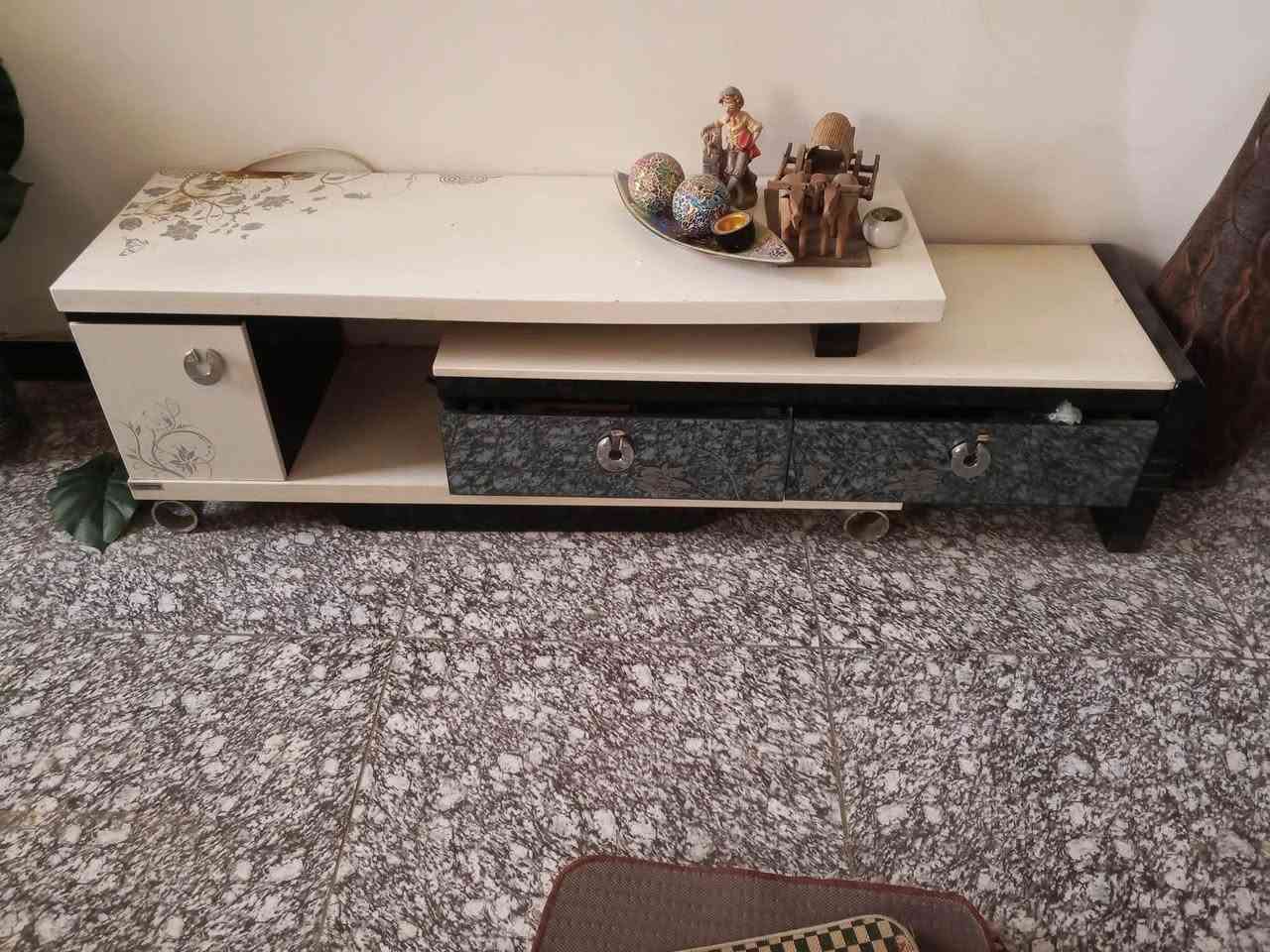 السلام عليكم جرابي نفر عدد ٢ للبيع وميز تليفزون ووكعدات ٤ حي الاعلام تواصل ***********
