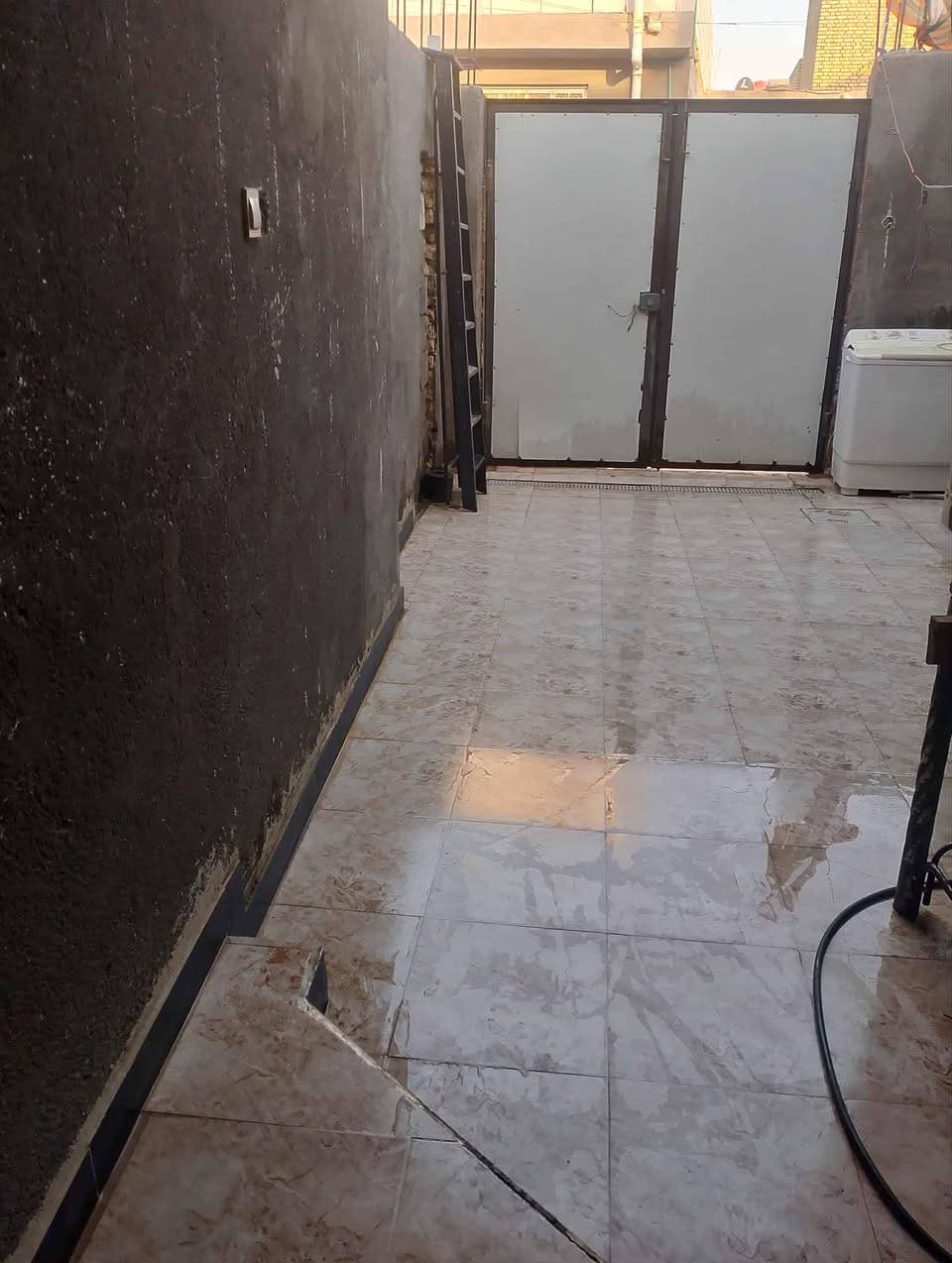 بيت للبيع سديناويه شارع اليودي للسفينه مساحته 120يحتوي على غرفه جبيره 6باربعه وصاله جبيره ومطبخ ومنور واستقبال وصحيات داخليه وخارجيه البيت بناء طابوك كونكريت مسلح السعر 51وبي مجال للاستفسار  *********** البيت زراعي
