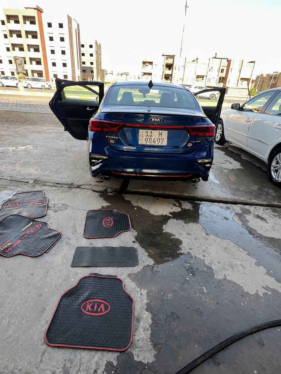 السلام عليكم بيع او مراوس كوري فقط حسب القناعه السعر 130 وبيه مجال  فورتي سيراتو موديل 2021 جيتي  لاين اعلى موصفات بل فورتي بصمه ابواب بصمه تشغيل تبريد قطعتين حساسات امامي خلفي رادر جانبي وامامي شاشه تحكمات شفتات تبريد تدفئه كشنات كامرات مري السياره بيه هواي موصفات رقم بغداد انكليزي سنويه وهزه وأرقام  جدد السياره محرك 2000 تيربو طياره بدون دوانز على بانزين العادي شرط الفحص بيه بنيد رش وبيه باب السايق مبدل بدون عابر بدون ضرر عابر بدون دواخل كير محرك حداديه تخم تاير قبل سبوع تبريد كله جاهزه السياره عندي سونار وعندي مقطع فيدو للسياره راسلني ادزهن الك مكانه ديوانيه المركز 
***********
*********** متوفر واتساب

