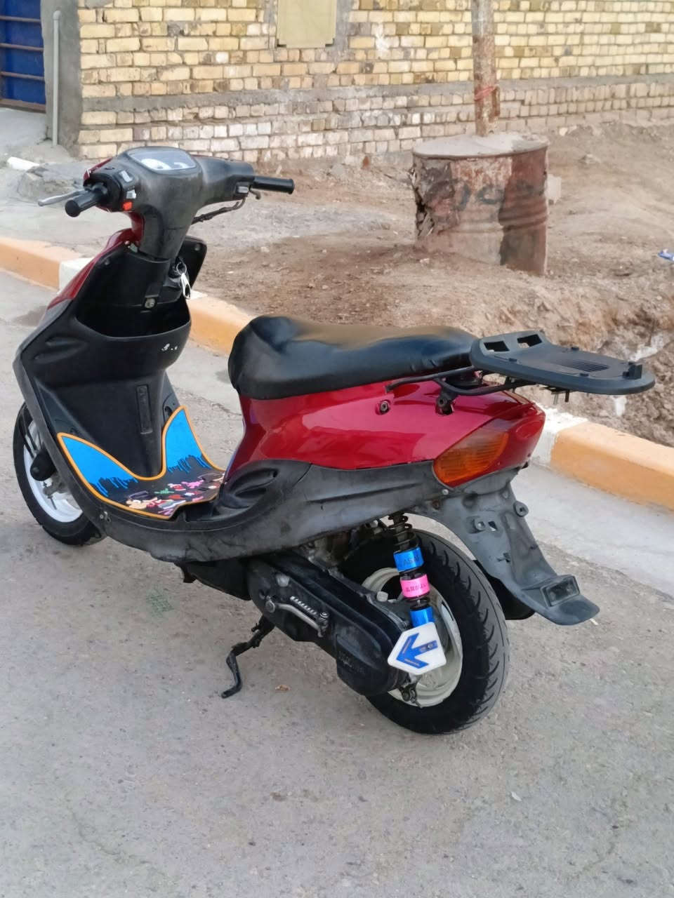 دراجه ٩بيجي نضافه شوفت عينك مكينه ناعمه وحلوه 
كفرات جدد دراجه متعوب عليه ونضيفه ورزنه 
نواقصها فقط شوته وتنضيف كابريتر
كهربائيات شغاله من طول للطول كيج سرعه كيج بانزين هورن لايت عالي ناصي بلادي دراجه مفتوحه ما بيه صوت اكسن سعر ٣٥٠وبيه مجال للطيبين ***********
