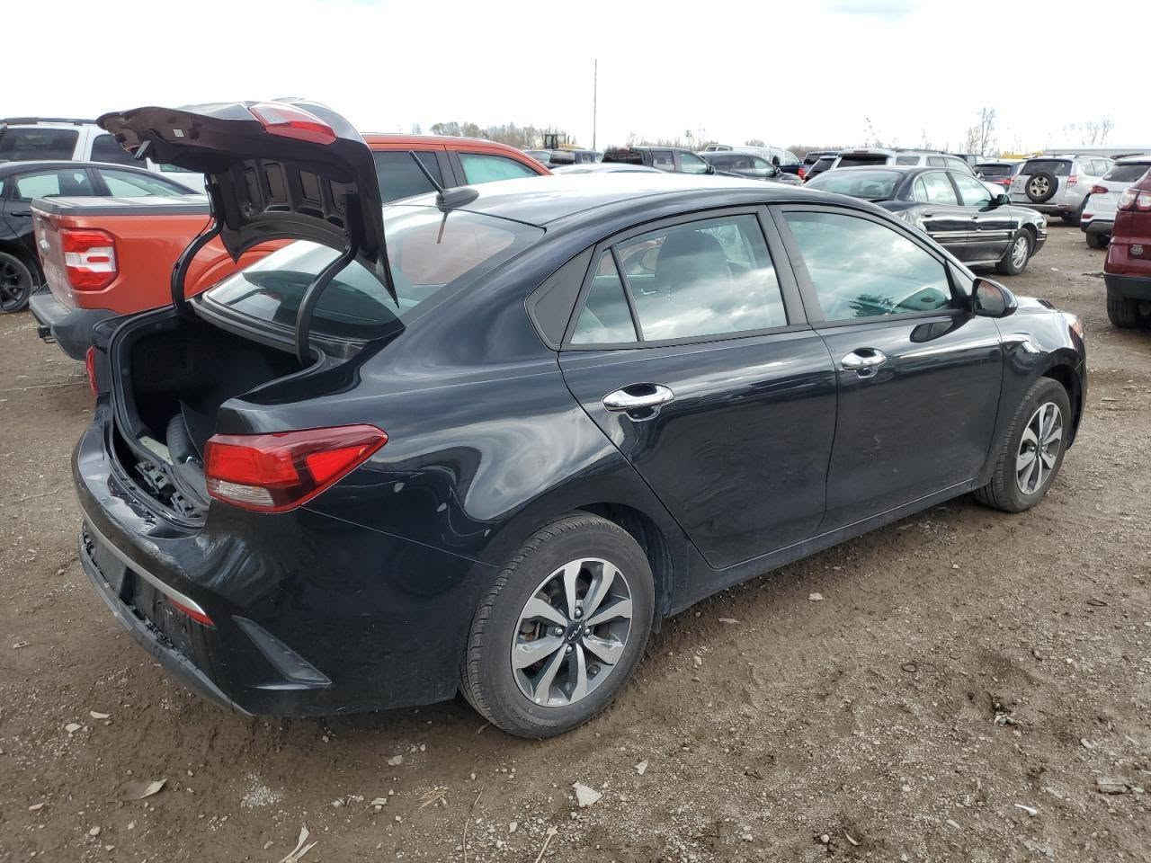 للبيع | كيا ريو (Kia Rio) 2023 – فول مواصفات
🔹 الموديل: 2023
🔹 الفئة: فووول مواصفات – وارد أمريكي بجم كبس  (استيراد شخصي)
🔹 المحرك: 1.6 لتر، 4 سلندر (اقتصادي جدًا في استهلاك الوقود)
🔹 ناقل الحركة: أوتوماتيك IVT
🔹 العداد: 49 ألف كم فقط
🔹 اللون الخارجي: أسود ملكي
🔹 الداخلية: مخمل بلون فاتح، نظيفة جدًا

✨ المواصفات:

- دخول وتشغيل ذكي (بصمة).
- شاشة كبيرة تدعم Apple CarPlay و Android Auto.
- كاميرا خلفية.
- بلوتوث.
- تحكم من المقود (الصوت والاتصالات).
- تبريد ثلج.
- 4 إيرباغات.
- رادارات.
- فرامل ديسك أربع عجلات.

📌 ملاحظات:

- السيارة بدون رقم.
- تحويل مباشر.
- الضرر خفيف جدًا في الجنطة فقط، وما زالت على وضعيتها ولم تُصلَّح.
- سيارة نظيفة جدًا، جاهزة للاستخدام، و"خير من الله" إن شاء الله.   السعر المطلوب ١١٦ وبيها مجال 
العنوان بغداد الكاظمية 
للاستفسار ، على خاص  او الاتصال واتساب ***********
.
