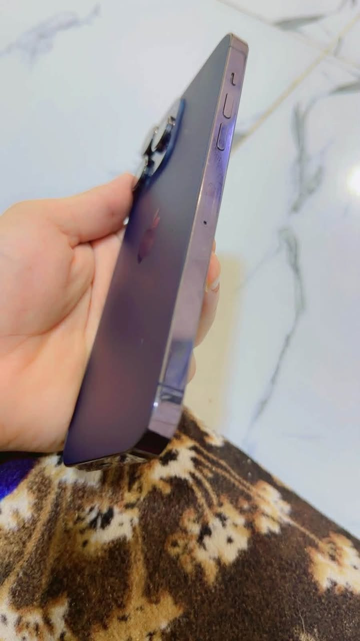 ايفون ١٤ برو ماكس شرق اوسط ماستر لون لبنفسجي للبيع جهاز نضيف بمعنه لكلمه ذاكره ٢٥٦ وبطاريه ٨٧جهاز لوك مامفتوح وتر بروف باكيته ويا و تفحص جهاز   وين ميعجبك عل حاسبه   سعر ٩٥٠الف اتريد اتصل عل رقم *********** مكاني رمادي

نص مكتوب في الصور:
- ٧:٠٩
- حالة البطارية والشحن
- كما هو الحال مع البطاريات القابلة لإعادة الشحن، بطارية الهاتف قابلة للاستهلاك وتصبح أقل فاعلية مع الوقت. معرفة المزيد...
- الحد الأقصى للقدرة
- ٨٧٪
- هذا قياس لقدرة البطارية مقارنة بقدرتها عندما كانت جديدة. قد تتسبب القدرة المنخفضة بتقليل ساعات الاستخدام بين عملية الشحن والأخرى.
- أقصى قدرة للأداء
- ستساعد الأنظمة المضمنة في النظام والمكونات في تخفيف آثار الأداء التي قد تلاحظها أثناء التقدم الكيميائي في عمر بطارية iPhone.
- شحن البطارية المحسن
- للحد من استنزاف عمر البطارية، يتعلم الـ iPhone من عادات الشحن اليومية، بحيث ينتظر ولا يتجاوز ٨٠٪ حتى يحين موعد حاجتك إلى استخدامه.
