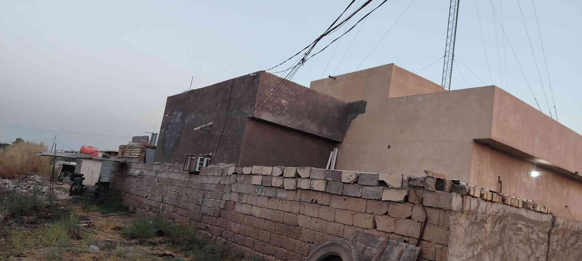 سلام عليكم دار للبيع عقد زراعي 117 مساحه البيت 400 + قطعه ارض 380 يتكون البيت من مطبخ خارجي +مطبخ داخلي +صاله +3غرف نوم احد الغرف سويت +استقبال +حمام السعر 150 قابل للتفاوض للاستفسار اتصل *********** مكان ابي غريب حميد شعبان
