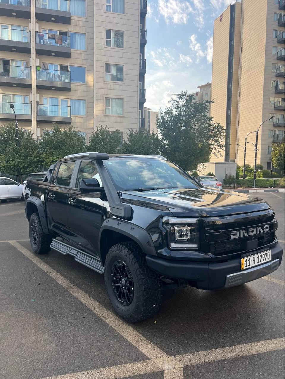 JMC گراند اڤينيو پرو/ داداو 
الراپتور الصيني 
محرك اربع سلندر توربو 2.3 ecoboost نفس محرك الفورد رينجر 
بقوة 285 حصان 
گير  أوتوماتيك ٨ نمرة ZF
دفع رباعي و قفل الإكسل هم موجود
بيه مواصفات هواية 
نضام صوت ٧ سماعات ويا apple carplay android auto
تحكمات ستيرن 
كشنات جلد ويا تبريد و التدفئة 
٦ وضعيات قيادة 
السيارة كلين بدون صبغ بيها بس ضربة خفيفة على الدواسة جهة اليمنى 
السيارة صفر عراق من الوكالة 
ماشية ١٧٠٠ كيلو فقط 
رقم بغداد و جاهزة للتحويل 
مكان السيارة سليمانية 
السعر ٣٠٠ ورقة يعني ٥٠٠٠ دولار ارخص من سعر الشركة 
للاستفسار ***********

JMC Grand Avenue pro/ Dadao 
ڕاپتۆری صینی
مەکینە ٢.٣ ئیکۆبووستی فۆرد هەمان مەکینەی فۆرد ڕەینجەر 
هێزی ٢٨٥ هۆرسپاوەر 
گێڕی ئۆتۆماتیکی ٨ نمرەی ZF
دەبڵ ئەکسلە سەیارەکە و قفڵی ئەکسلی هەیە 
سەیارەکە مواسەفات بەرزە 
سیستەمی صەوتی تایبەتە ٧ سپیکەرە و ئاپڵ کار پلەی و ئەندرۆید ئۆتۆی هەیە 
٦ مۆدی لێخوڕینی هەیە 
سەیارەکە کلینە بێ بۆیاخە تەنها دەعمێکی بچوکی هەیە دۆسەی لای سەکنی خوار کردوە 
سەیارەکە صفر لە شەریکە راکێشراوە 
تەنها ١٧٠٠ کیلۆمەتر ڕۆیشتووە 
ڕەقەم بەغایە و حازرە بۆ تەحویل 
نرخی ٣٠٠ وەرەقەیە یەعنی ٥٠٠٠ دۆلار کەمتر لە نرخی شەریکە 
بۆ زانیاری زیاتر *********** السليمانية, العراق
