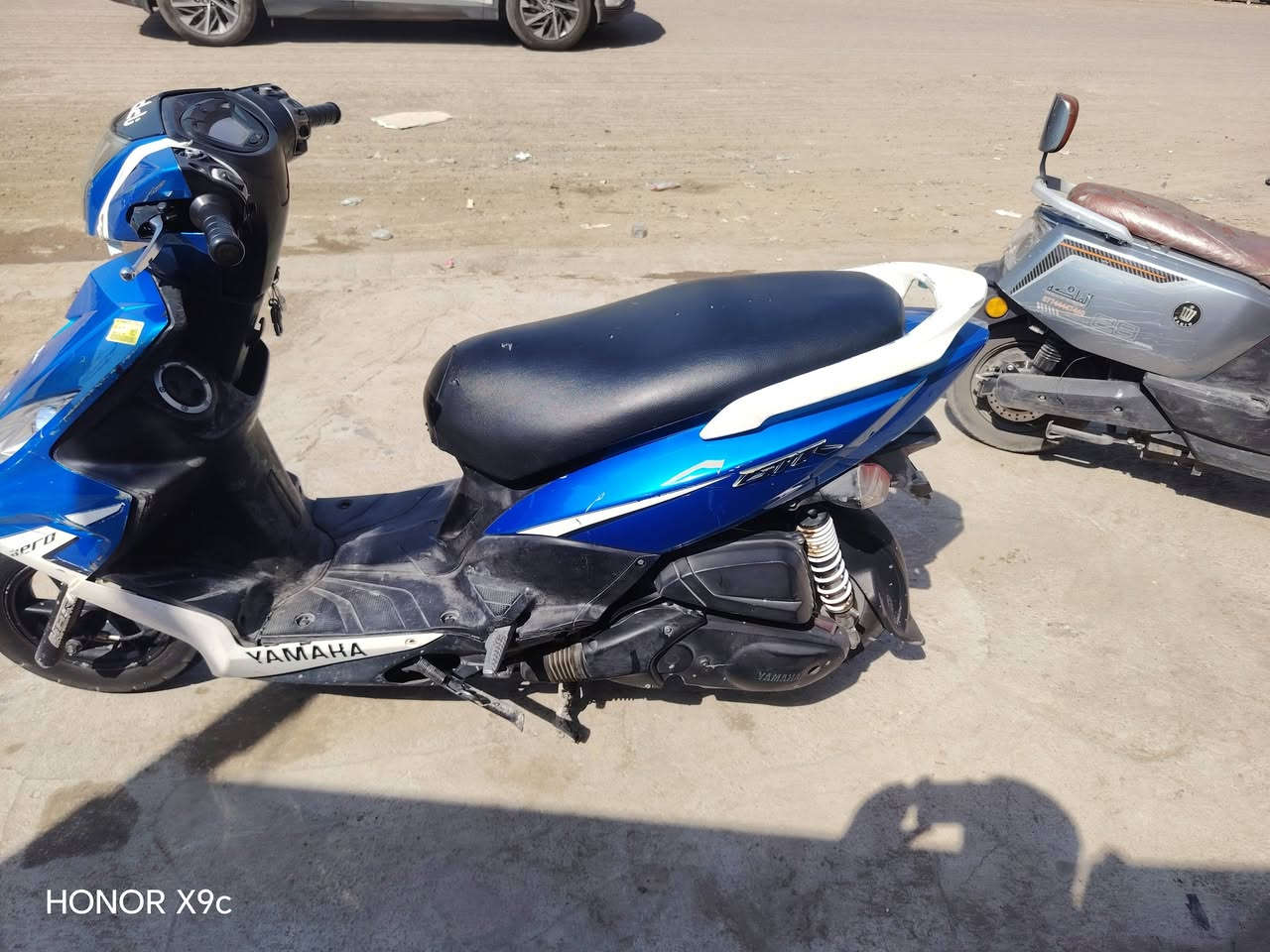 من رخصت الادمن دراجة جي تي ار موديل ٢٠١٢ زركة لون مميز سلف كهربائي كلة شغالة هورن شغال كلة شغالة ختم واحد كرفرات بلادي المكان منصور بية بس تفليس السعر ٨٥٠ وبية مجال او م أوس بوكسر
***********

نص مكتوب في الصور:
- HONOR X9c
