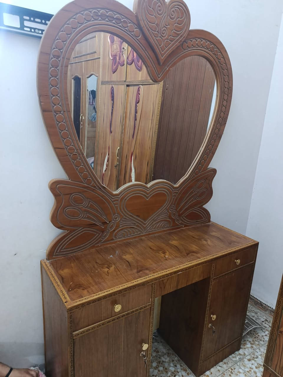 غرفه نوم للبيع استعماله 3 اشهر فقط محتاجين ع بيعتها ماخذيها 700يردوها ب350وبيه مجال بس التاج بدون جربايه
